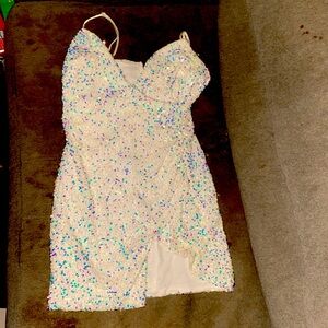 I only wear it once for hoco it was a lil big I’m 5’4